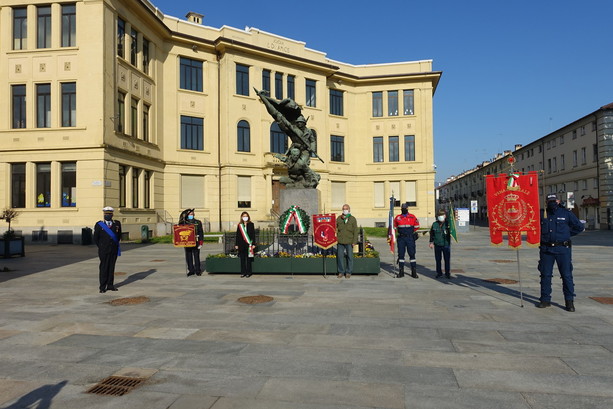 Venaria celebra il suo 25 aprile &quot;in quarantena&quot;, ma ricorda i suoi caduti con le foto davanti al Comune [VIDEO]