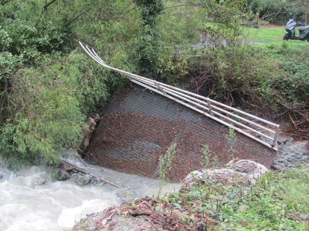 Maltempo a Quiliano, crolla un ponte in località Vaccamorta: famiglie isolate (FOTO E VIDEO)