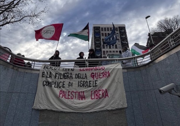 Sagome bianche con sangue finto: protesta Pro Palestina davanti a Leonardo