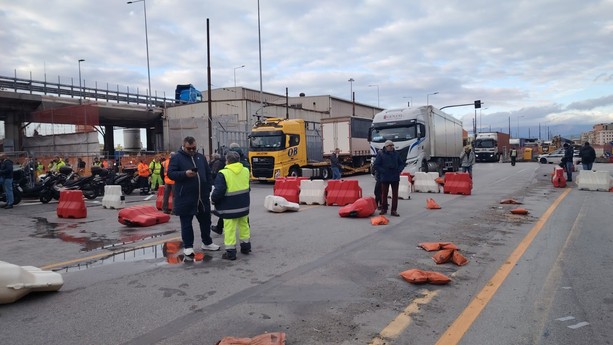 Incidente sul lavoro al porto di Pra’, la vittima è Giovanni Battista Macciò