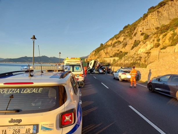 Incidente tra Finale e Borgio, soccorsi mobilitati: Aurelia chiusa