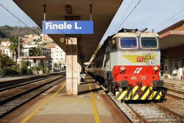 Travolto da un treno in stazione a Finale, il 35enne non sarebbe in pericolo di vita ma la prognosi resta riservata