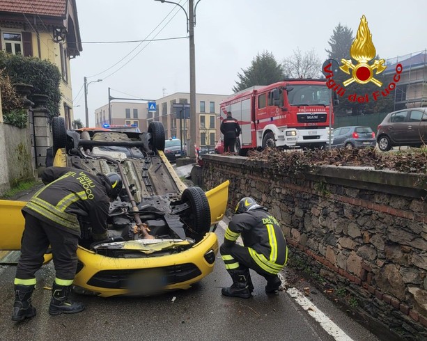 Auto ribaltata sul Sempione a Sesto Calende: ferita una donna di 51 anni