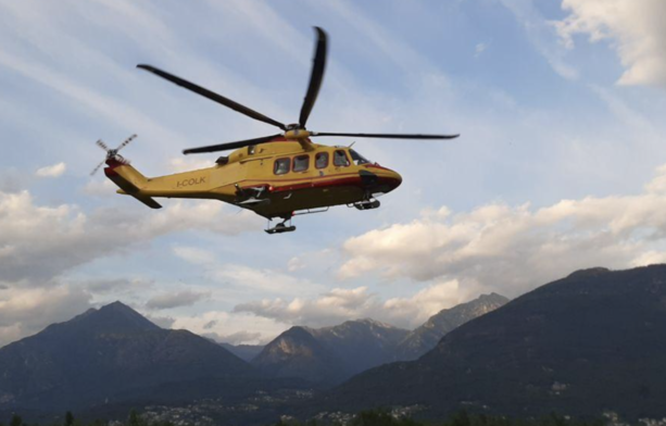 Mezzo con cestello con due operai si ribalta nel Lecchese, un ferito grave trasportato al Circolo di Varese