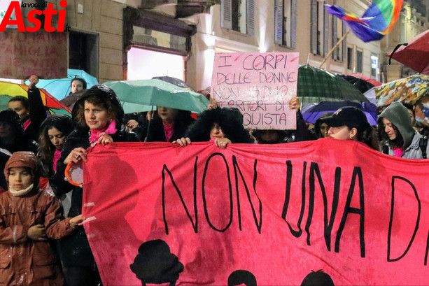 &quot;L'8 marzo non è una festa, ma una giornata di lotta&quot;: Non Una di Meno scende in piazza, ad Asti, per diritti, libertà, giustizia sociale