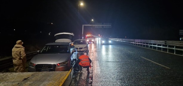 Buche in tangenziale, numerose auto con pneumatici esplosi