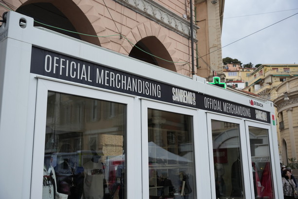 Festival, entusiasmo per i box dedicati al merchandising di piazza Colombo e Casa Sanremo (Foto e video)