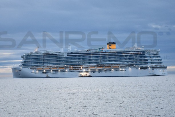 Sanremo: ben arrivata 'Costa Toscana'! La nave da crociera per il Festival è da stamane in rada di fronte alla città dei fiori (Foto)