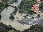 Crolla la cava ad Ellera, iniziate operazioni per aprire il bypass. Un residente: &quot;Ho il fiume in casa, morti gli animali che erano nelle baracche&quot; (FOTO E VIDEO)