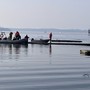 Velivolo finisce nelle acque del lago alla Schiranna. Soccorsi in azione