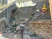 Crollo del muraglione in via Cinque Santi, continuano le operazioni dei Vigili del Fuoco. “Lagaccio è in uno stato di emergenza”