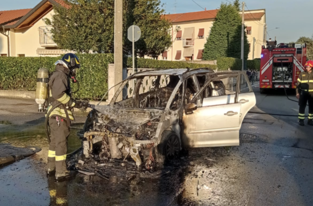 FOTO. Auto distrutta dalle fiamme a Cardano al Campo