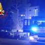 FOTO. Scantinato di un condominio in fiamme. Intervengono i vigili del fuoco a Cairate