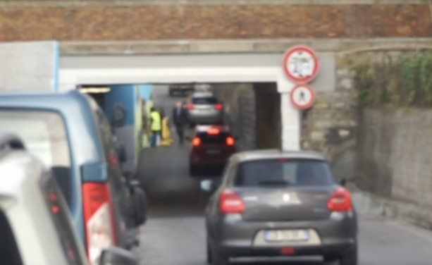 Imperia, sottopasso Argine sinistro continua il passaggio dei pedoni: rischio investimenti (video)