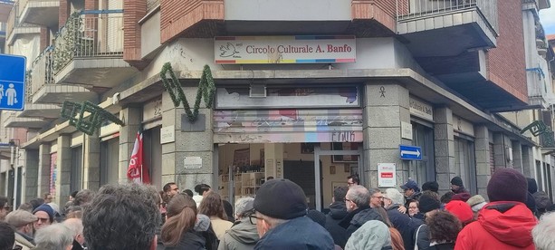 L'abbraccio di Barriera di Milano al circolo Arci vittima dell'esplosione