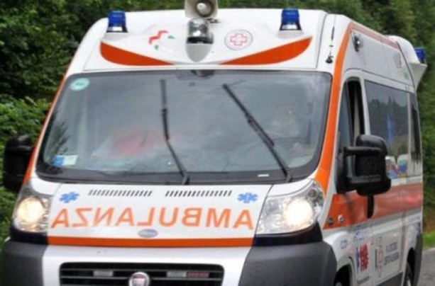 Si ribalta con l'auto sul raccordo autostradale tra l'A8 e la A26: paura per un 51enne