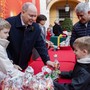 Centinaia di bimbi al tradizionale appuntamento con l'Albero di Natale nel Palazzo Principesco di Monaco