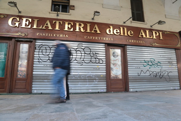 Una storia lunga decenni: chiude la Gelateria delle Alpi. Chi entrerà nei ‘muri’ di proprietà del Comune? [FOTO]