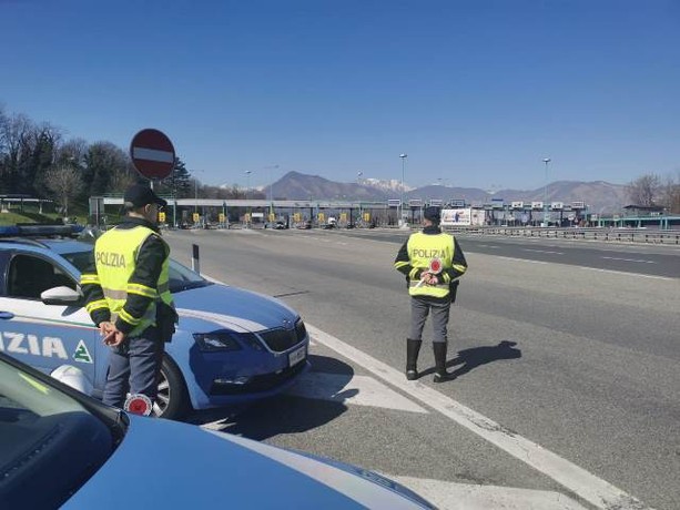 Sparatoria in autostrada, due agenti feriti a martellate