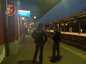 Aggredisce un agente della polizia ferroviaria con uno schiaffo davanti alla stazione a Varese: manette e daspo