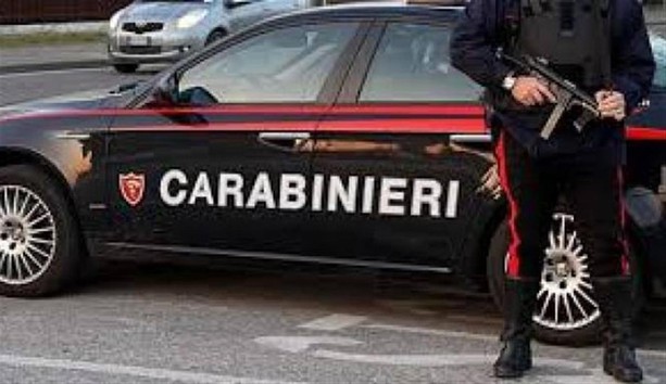 Rapina a mano armata ai danni di un money transfer: uomo ferito a una mano, bandito in fuga