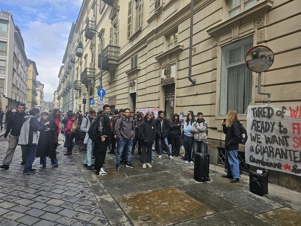 Borse di studio, Lega: &quot;Fissiamo un limite. Rischiamo di non avere soldi per pagarle&quot;. Studenti in protesta [VIDEO]