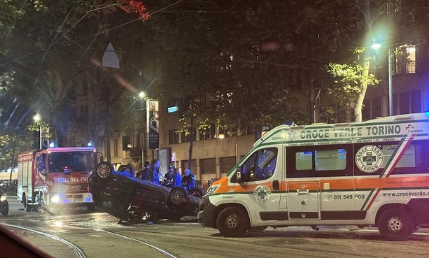 Scontro tra due auto in corso Vittorio angolo corso Massimo: una finisce cappottata