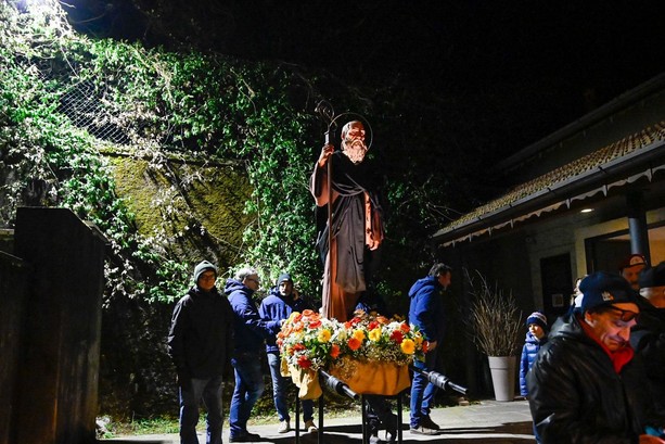 LA DIRETTA. Il falò di Sant'Antonio scalda la notte gelida di Varese. Accese le fiaccole, parte la processione