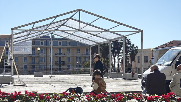 Sanremo: in piazza Colombo iniziato l'allestimento del tendone che ospiterà la costruzione del carro fiorito matuziano (Foto)