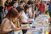 Portici di Carta 2024: torna la libreria all’aperto più grande d’Italia con due km di espositori nel salotto della città