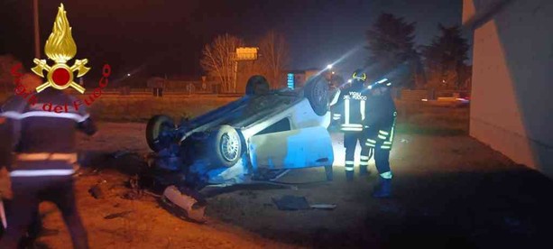 Auto si ribalta nella rotatoria di Corso Alessandria: intervento dei Vigili del Fuoco