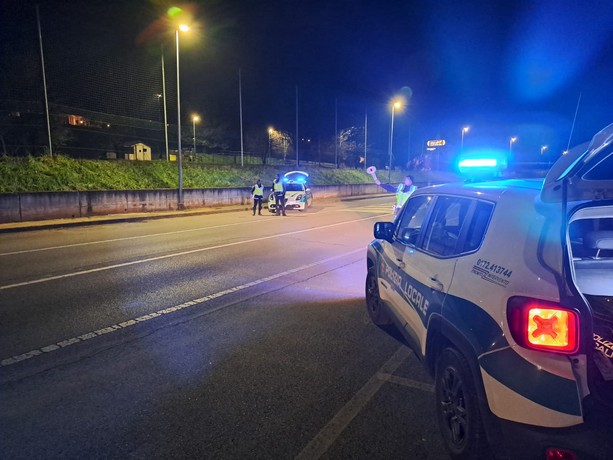 Truffe ad anziani tra Piemonte e Liguria: auto in fuga intercettata dalla Polizia Locale di Bra