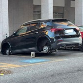 Mirafiori nel mirino: rubano le gomme e lasciano le auto sui mattoni