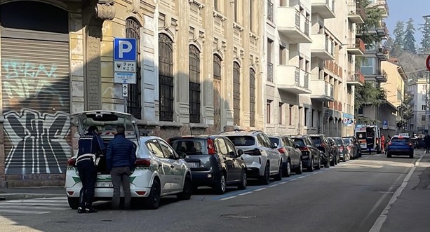 Varese, pedone investito da un'auto: ambulanza in azione in via Cavour