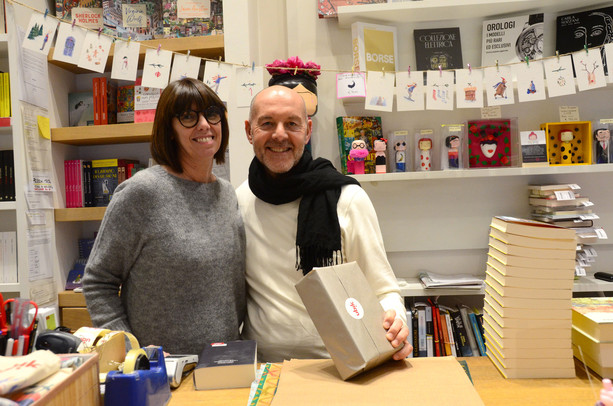 VARESE DALLA VETRINA/35. Alla Ubik, dove l'amore per i libri è di casa: «I varesini amano leggere ancora. E per Natale vi suggeriamo...»