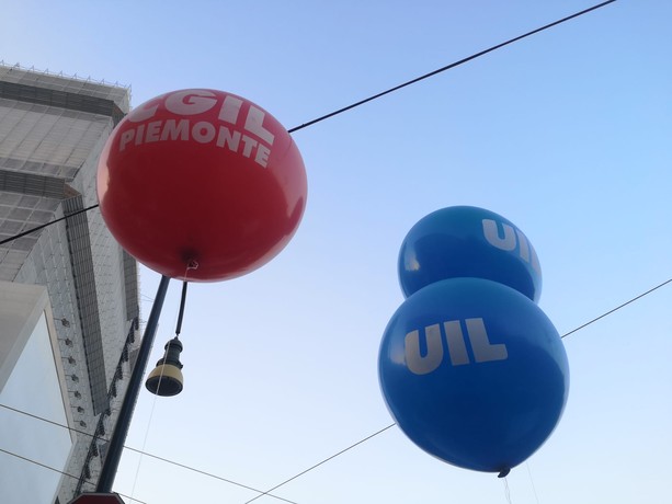 Da tutto il Piemonte al corteo di Cgil e Uil &quot;Contro la manovra del governo Meloni&quot;. Altissima l'adesione [FOTO]