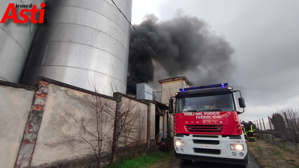 Fiamme ed esplosione alla vecchia cantina sociale di Santa Margherita di Costigliole [FOTO]