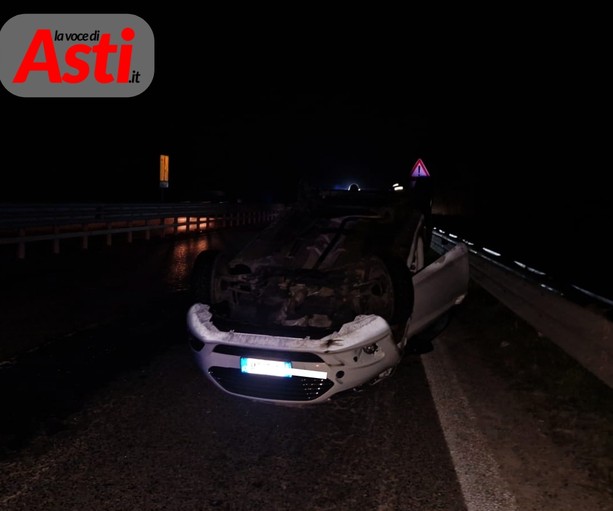 Tre auto coinvolte in un tamponamento in tangenziale. Strada chiusa e code