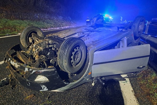 FOTO. Si ribaltano con l'auto, in curva, sulla superstrada a Malgesso: feriti tre ragazzi