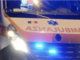 Auto fuori strada a Caravate, automobilista soccorso