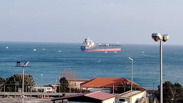 Anomalie a bordo di una motonave che scaricava greggio al largo di Savona: indagini in corso