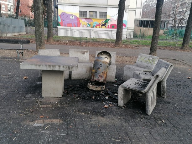 Vandali accendono falò nei Giardini Alimonda: cestini dati alle fiamme