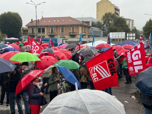 In coda ore per ottenere il permesso di soggiorno, sindacati in presidio in corso Verona: &quot;Migranti ricattabili&quot;