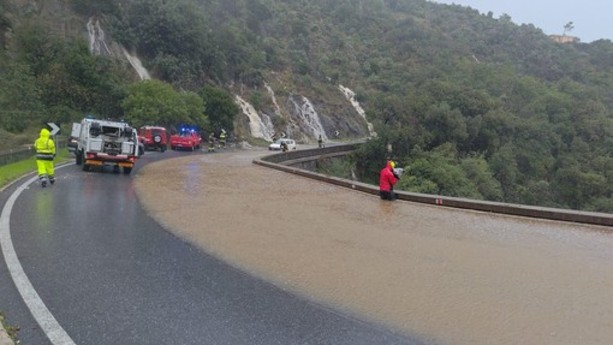 Varazze nella morsa del maltempo: frane e allagamenti sull'Aurelia e alla Mola