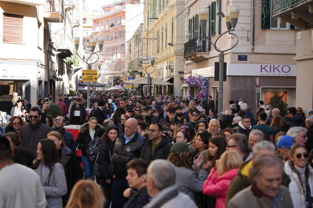 Sanremo, marea umana in via Matteotti: Saldi di Gioia, flashmob ed entusiasmo. Cresce l’attesa per la finale (Foto e video)