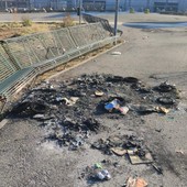 Ordinanze carta straccia a Torino: bidoni incendiati e marciapiedi invasi da distese di petardi [FOTO]