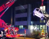 FOTO. Vola fuori strada, colpisce le auto in sosta e abbatte un palo