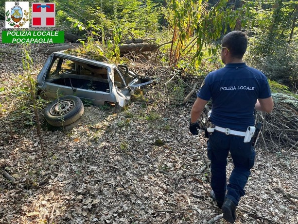 Una vecchia Fiat Uno seminterrata da 24 anni nei boschi di Pocapaglia: la Polizia Locale trova il proprietario e lo sanziona