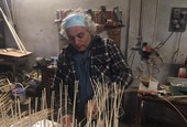 Nel laboratorio cesteria di Brebbia di Italo Binda, dove il tempo pare essersi fermato: «Da 50 anni non riesco a smettere di fare andare le mani e intrecciare»