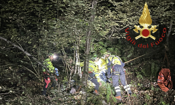 Cercatore di funghi trovato morto nei boschi del Comasco